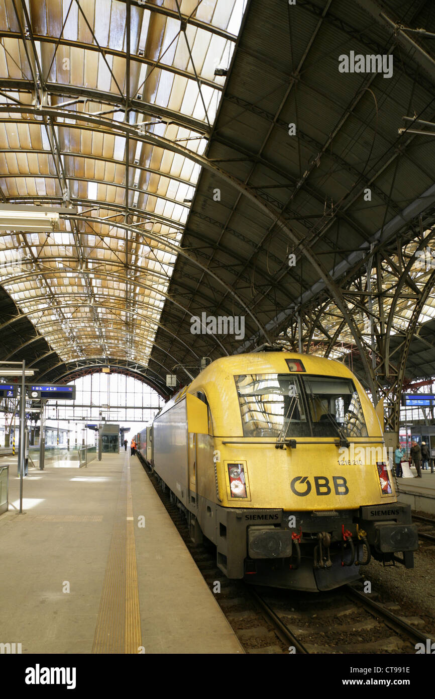 Ferrovie austriache Siemens-realizzato Classe 1216 Taurus locomotiva elettrica a Praga Hlavni Nadrazi stazione centrale, Repubblica Ceca. Foto Stock