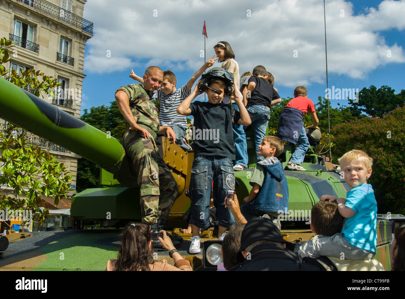 Parigi, Francia, pubblico affollato, eventi pubblici, giornata nazionale, festa della Bastiglia, 14 luglio, bambini con militari francesi in piazza pubblica, giovani ragazzi che scalano su carro armato militare, maschi francesi Foto Stock