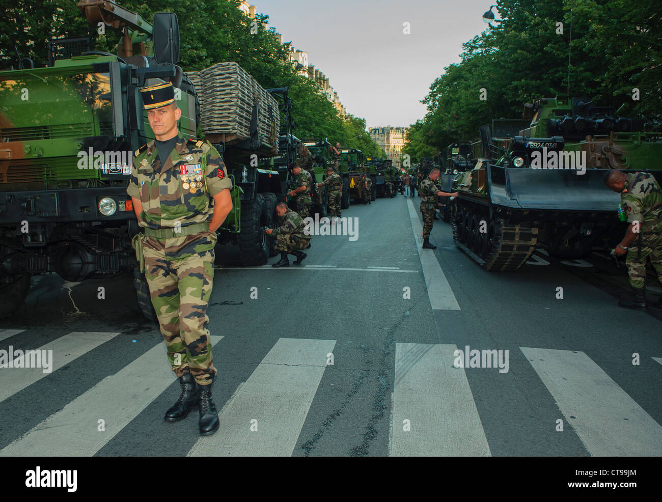 Parigi, Francia, eventi pubblici, Festa della Bastiglia, celebrazione 14 luglio Parata militare, sugli Champs-Elysees. L'uomo dell'esercito francese prepara il carro armato per la parata. Uniformi militari, standing Street, uomini francesi Foto Stock