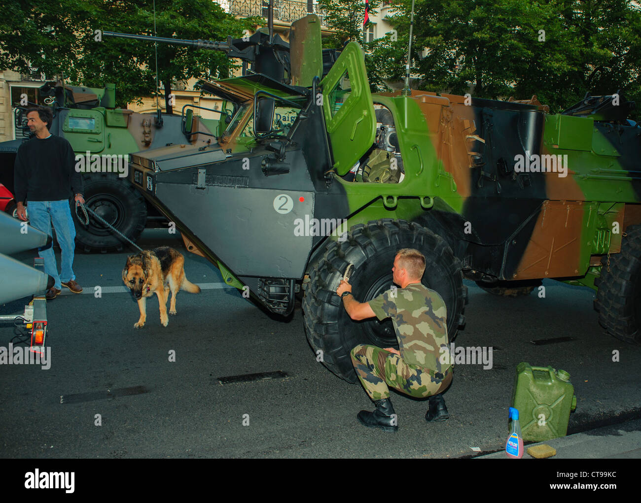 Parigi, Francia, Eventi pubblici, Festa della Bastiglia 14 luglio Parata militare, sugli Champs-Elysees. Esercito francese uomo preparazione carro armato per Parade. Uniformi militari Foto Stock
