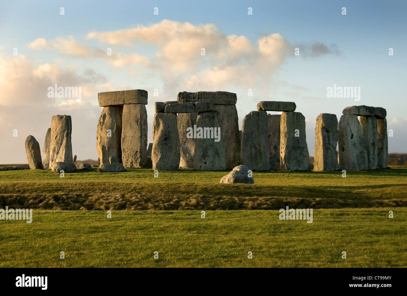 Stonehenge vicino a Amesbury, Wiltshire, Inghilterra, nel tardo pomeriggio in una fredda giornata invernale e Foto Stock