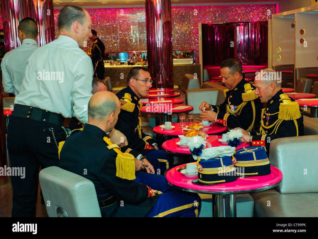 Parigi, caffè, Francia, festa della Bastiglia '14th luglio' Gruppo francese Elite University, da Sciences-po, cameriere condividere caffè ai tavoli, uomini in uniformi militari, caffè interno Parigi, affollato caffè interno Foto Stock