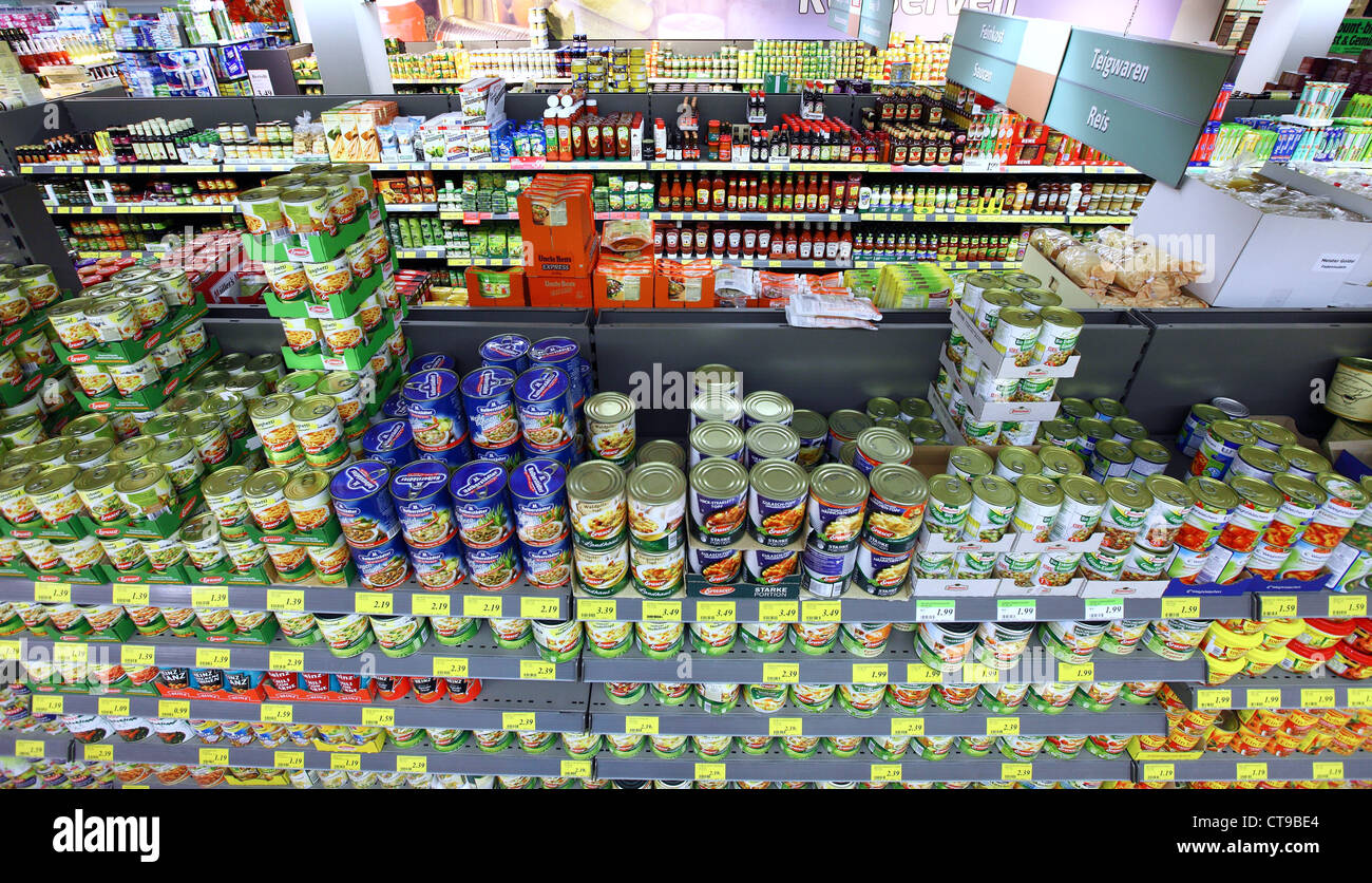 Self - service supermercato, scaffale rack con prodotti diversi alimenti. Foto Stock