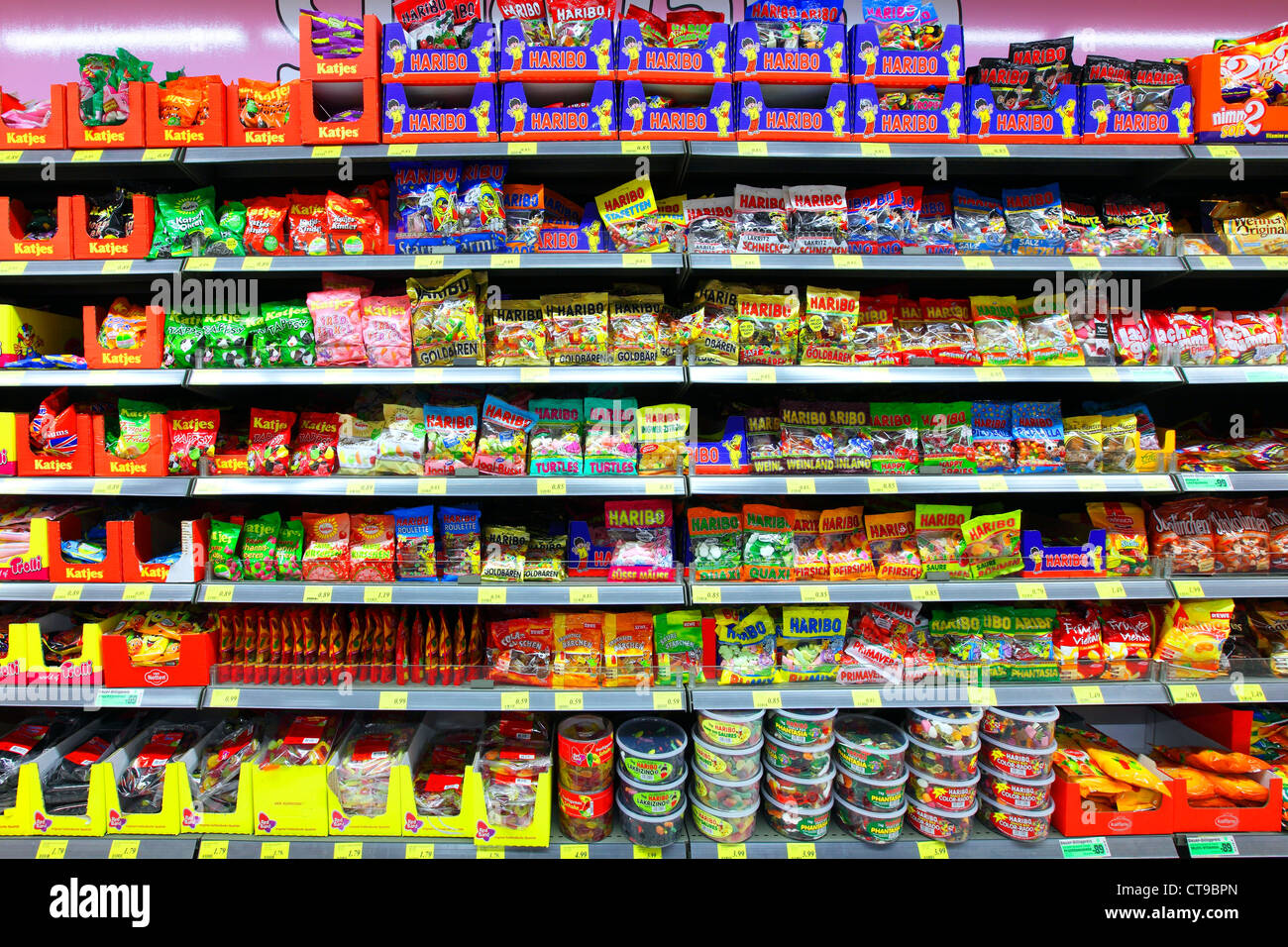 Self - service supermercato, scaffale rack con prodotti diversi alimenti. Foto Stock