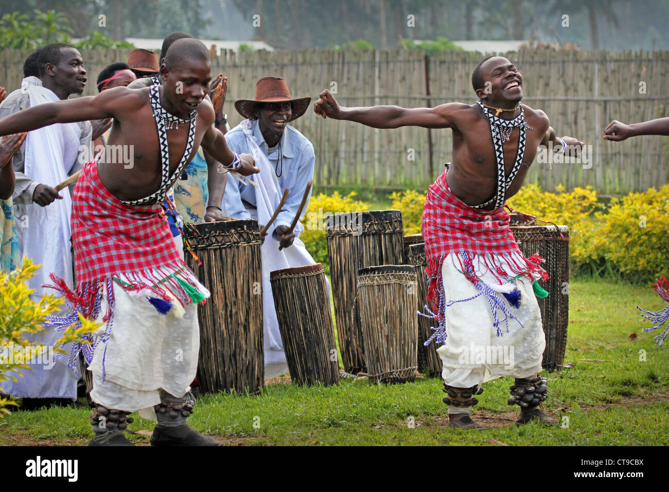 Il Ruanda, Africa - 16 giugno: Tribal ballerini eseguono Intore tradizionale danza (balletto tradizionale del Rwanda) il 16 giugno 20012 Foto Stock