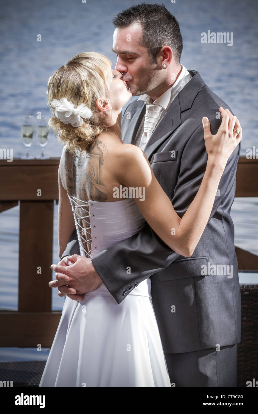 Coppia giovane in un abbraccio amoroso Foto Stock