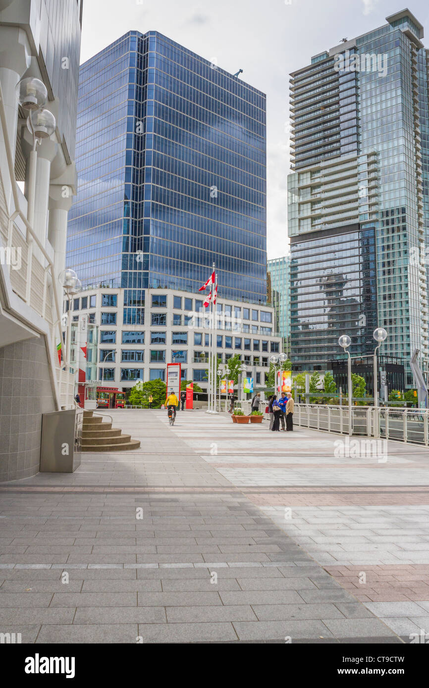 Turisti che si godono il Canada Place entertainment center e terminal per navi da crociera al Porto di Vancouver. Foto Stock