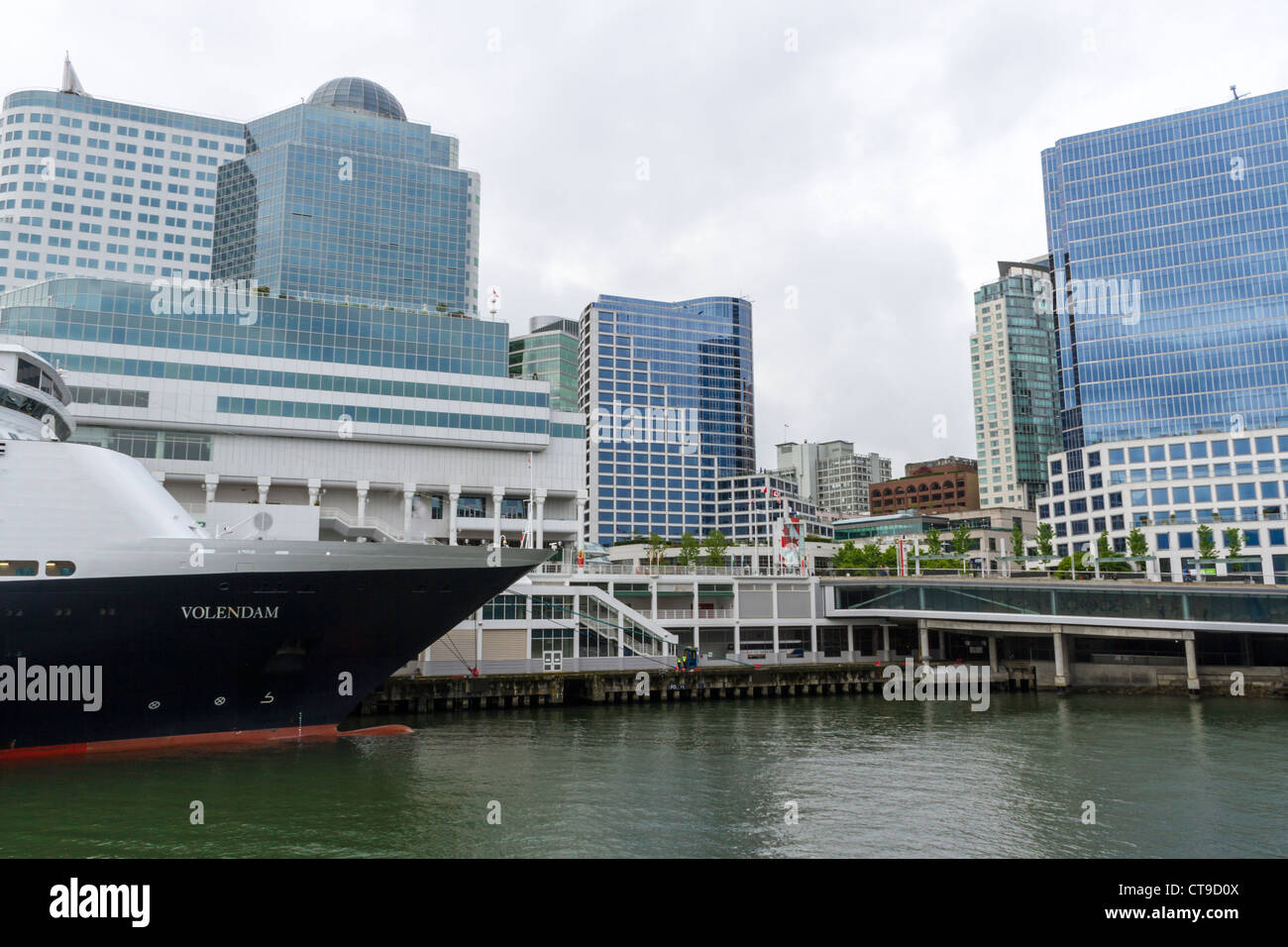 La nave di crociera Volendam al Canada Place Cruise Ship Terminal nel porto di Vancouver, Vancouver, British Columbia, Canada. Foto Stock