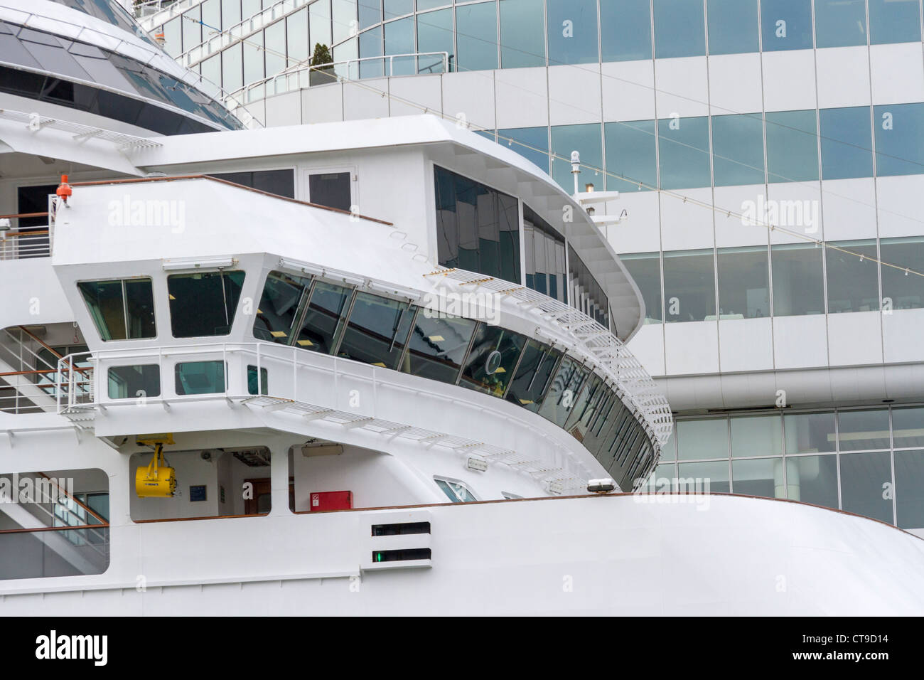 La nave di crociera Volendam al Canada Place Cruise Ship Terminal nel porto di Vancouver, Vancouver, British Columbia, Canada. Foto Stock