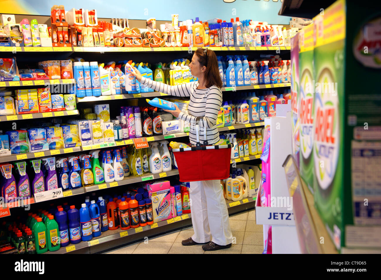 La donna è lo shopping in un grande supermercato. Detergente, detergente. Foto Stock
