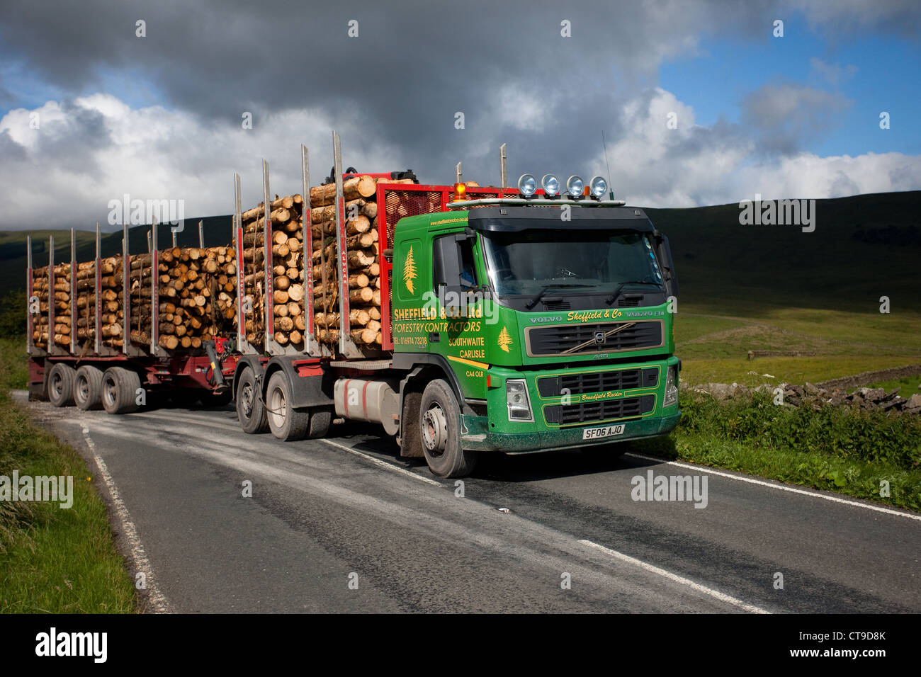 La registrazione del camion & rimorchio 'alte case'  case di alta foresta registra in Snaizeholme off Widdale piantagione di legname, Hawes nel Nord Yorkshire Dales, REGNO UNITO Foto Stock