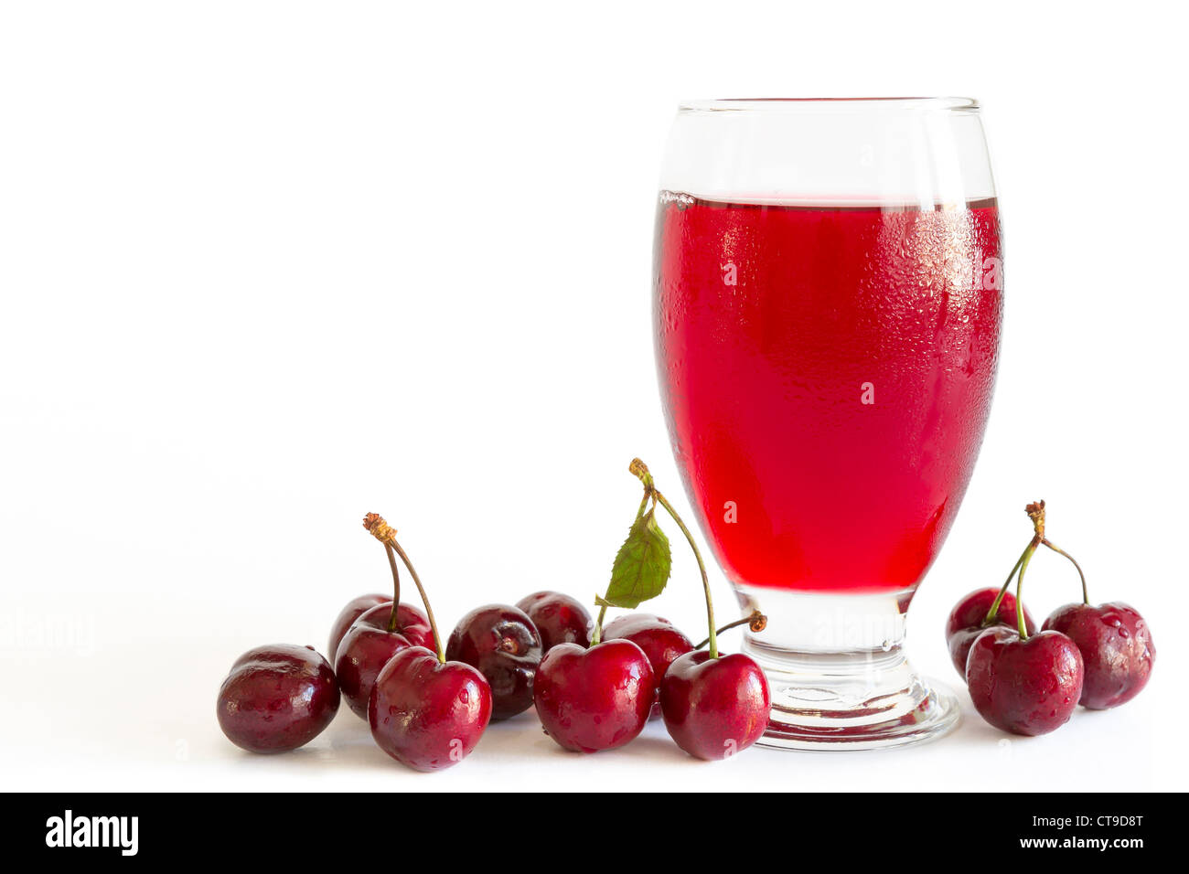 Fresca bevanda fredda con cherry contro uno sfondo bianco Foto Stock