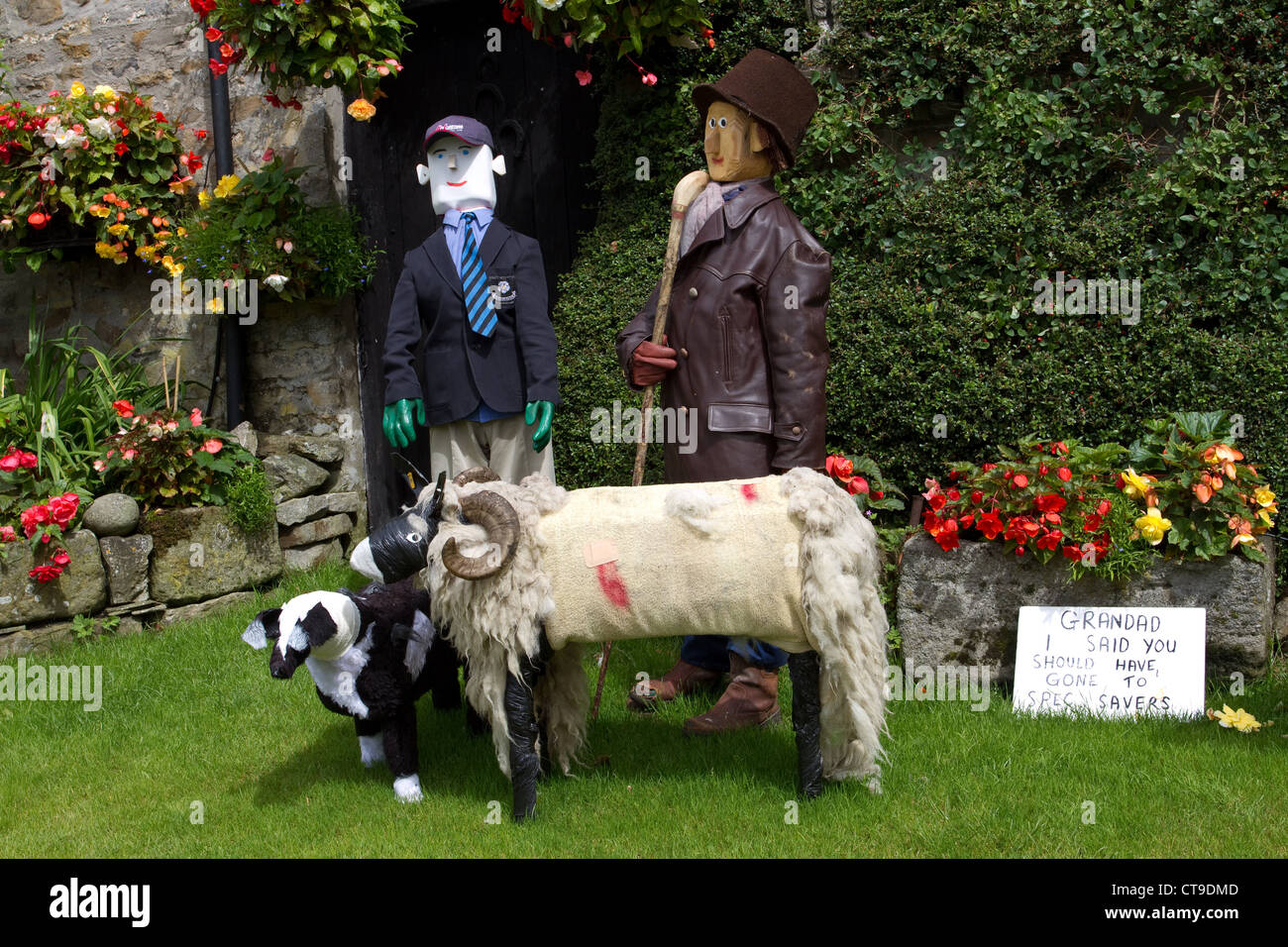 Farcite spaventapasseri festival animali e figure, pecore & cane, su giardino Open Day in Sud vista Farm, Bellerby, Richmondshire, North Yorkshire Dales, REGNO UNITO Foto Stock