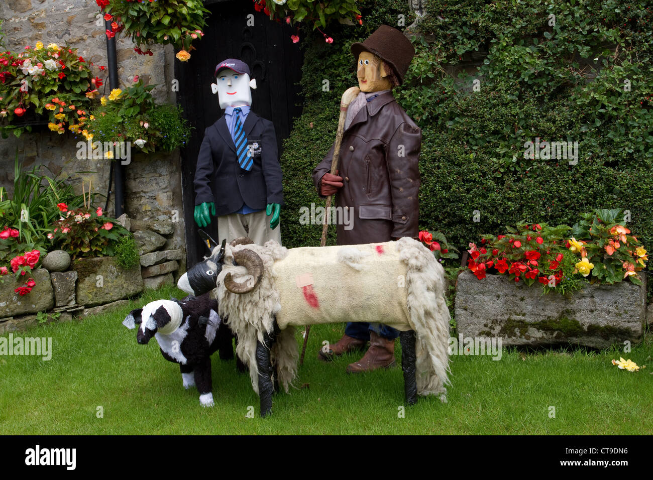 Farcite spaventapasseri festival animali e figure, pecore & cane, su giardino Open Day in Sud vista Farm, Bellerby, Richmondshire, North Yorkshire Dales, REGNO UNITO Foto Stock