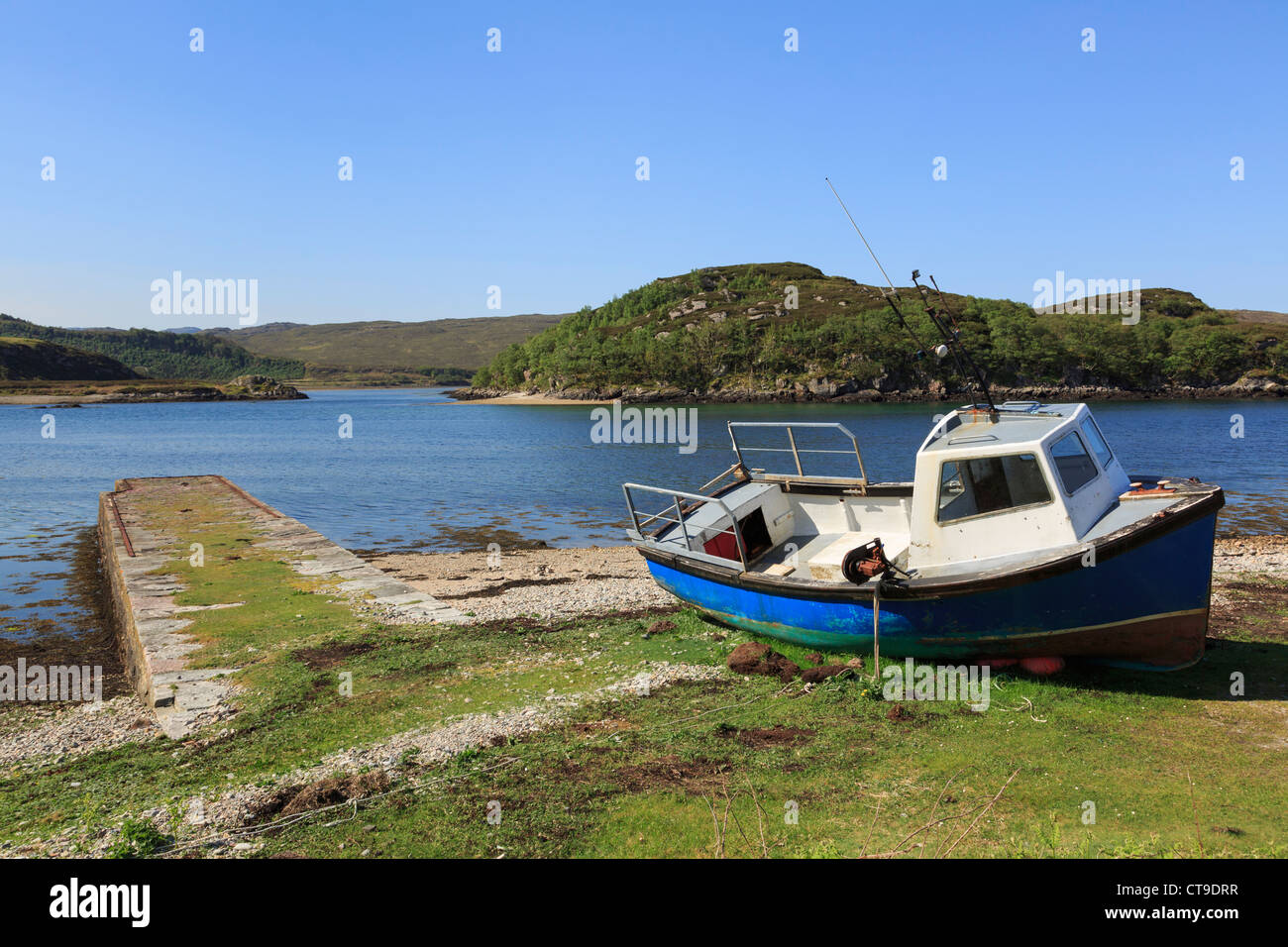 Barca da pesca spiaggiata accanto a Loch Laxford sulla costa a nord ovest di Highlands Geoparco. Sutherland, Scozia, Regno Unito, Gran Bretagna Foto Stock