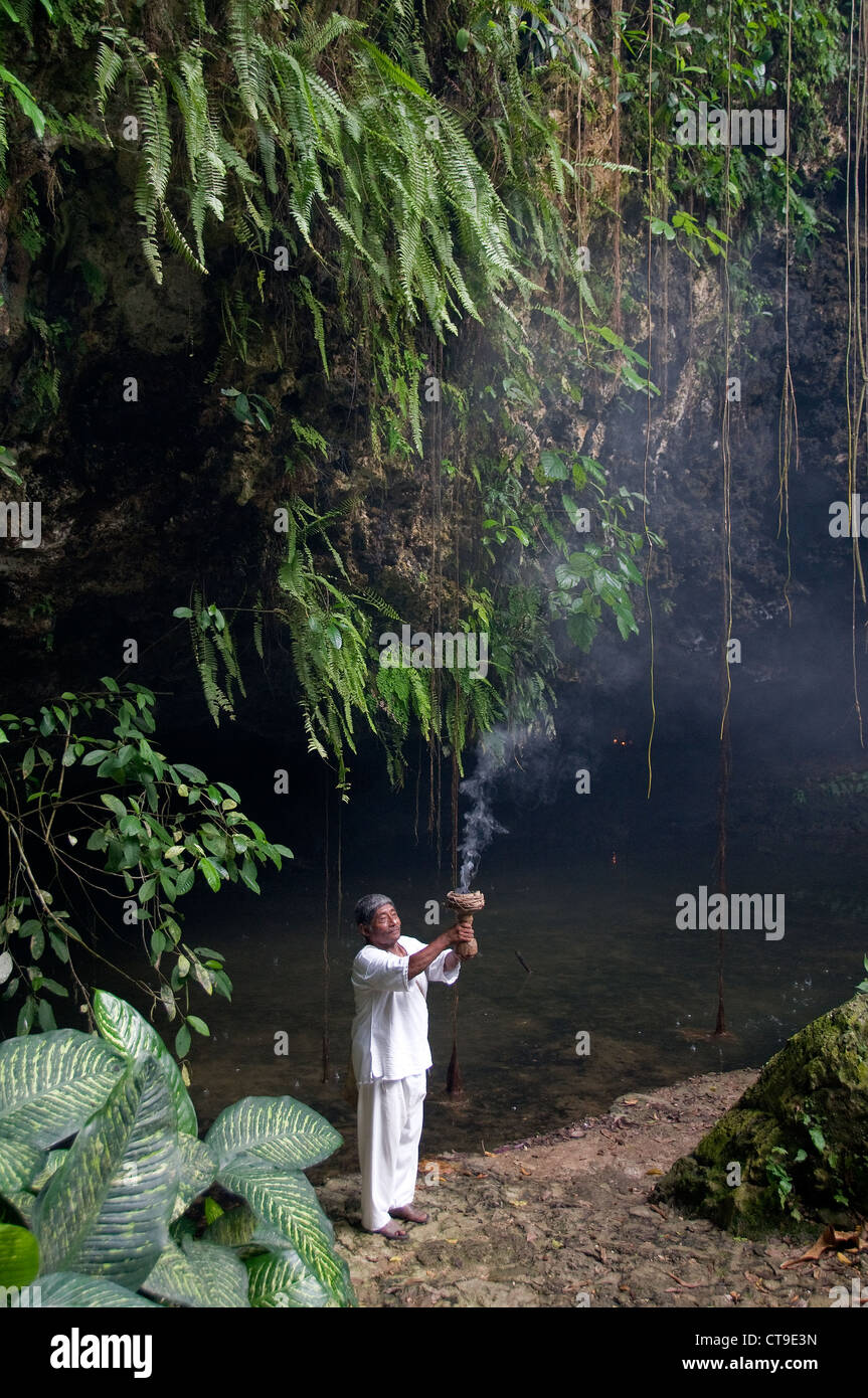 Uno Sciamano Maya conduce una Hannal Pixan Cerimonia di purificazione in un villaggio dello Yucatan cenote (Messico della Riviera Maya regione). Foto Stock