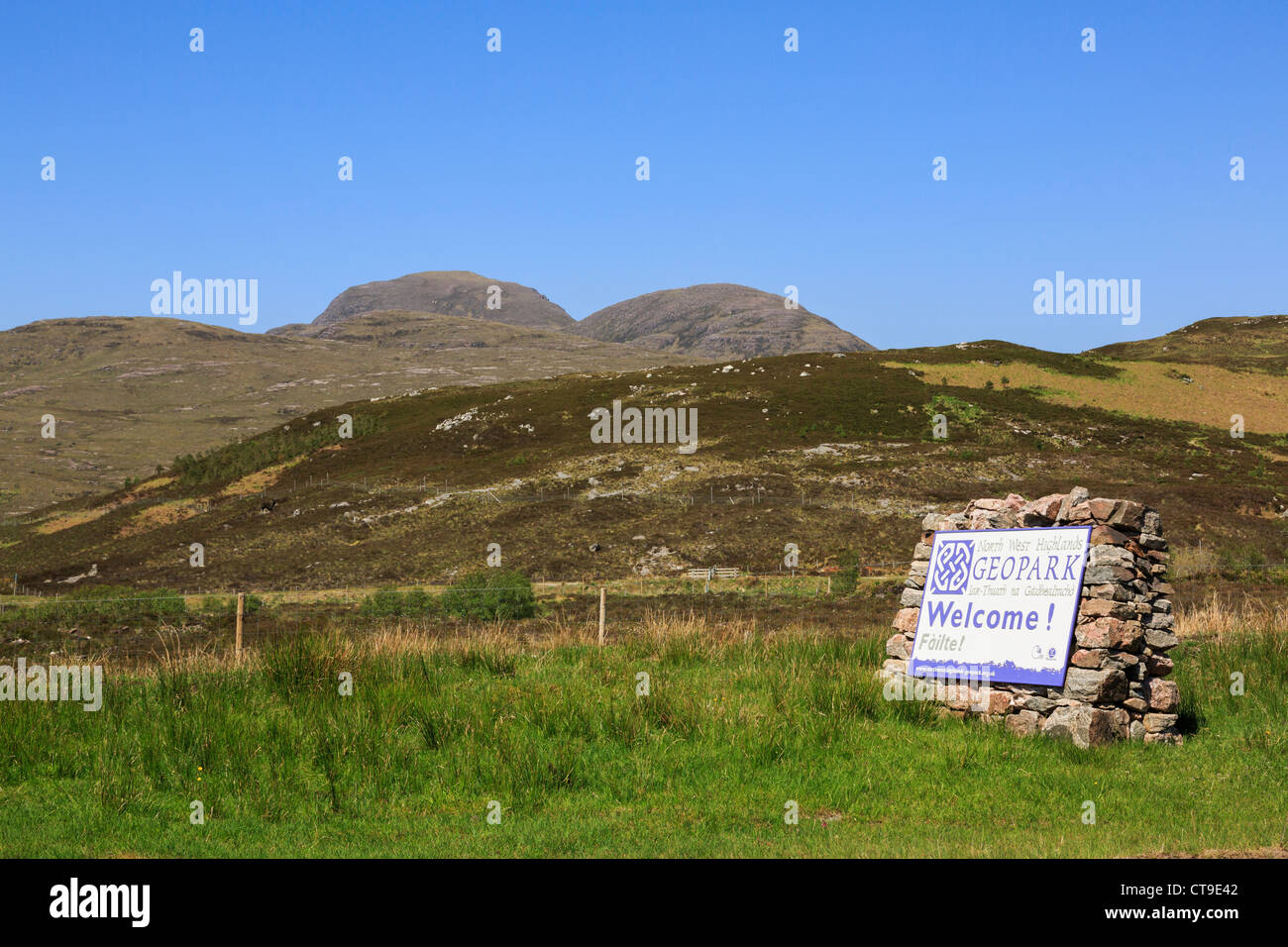 North West Highlands Geopark Gaelic bilingue segno di benvenuto sulla penisola Assynt in Ross and Cromarty, Highland, Scozia, Regno Unito, Gran Bretagna Foto Stock