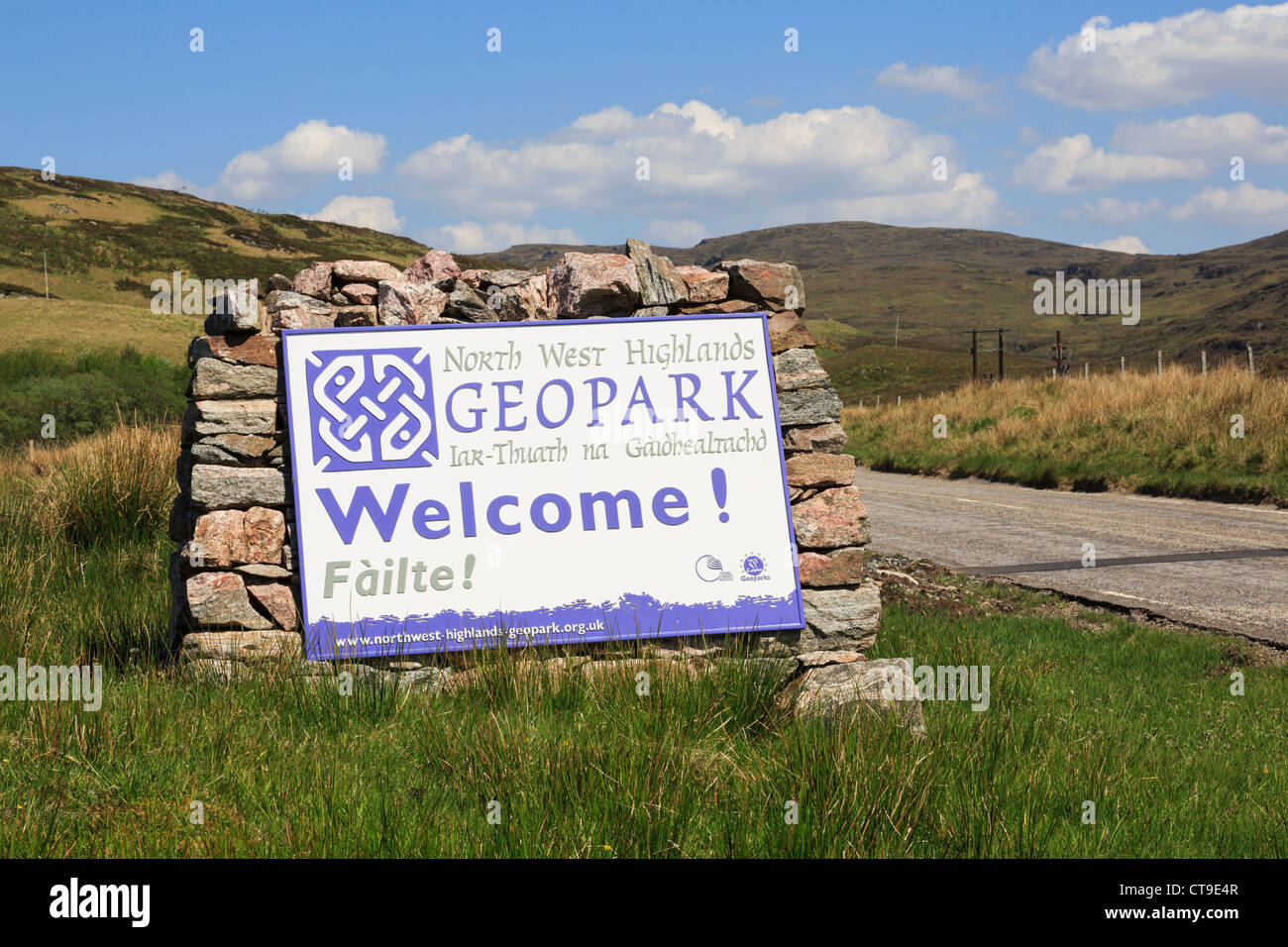 North West Highlands Geopark Gaelic bilingue segno di benvenuto sulla penisola Assynt in Ross and Cromarty, Highland, Scotland, Regno Unito Foto Stock