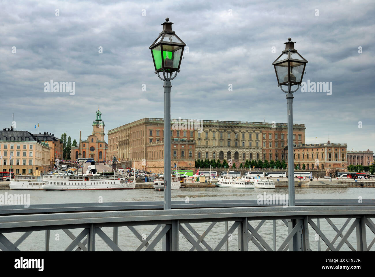 Storkyrkan la chiesa e il Palazzo Reale, vista dal ponte di Skeppsholmen di Stoccolma, Svezia. Foto Stock