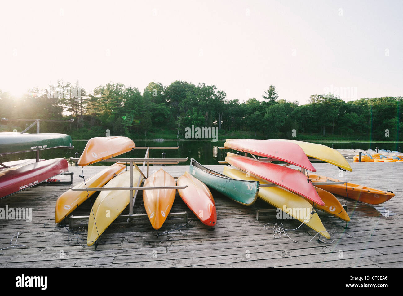 Colorato di canoe sul dock Foto Stock