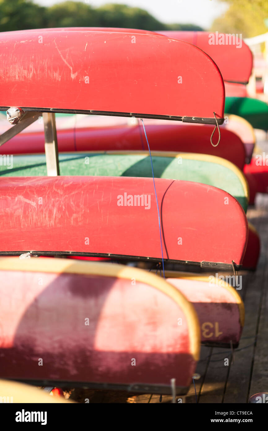 Colorato di canoe sul dock Foto Stock
