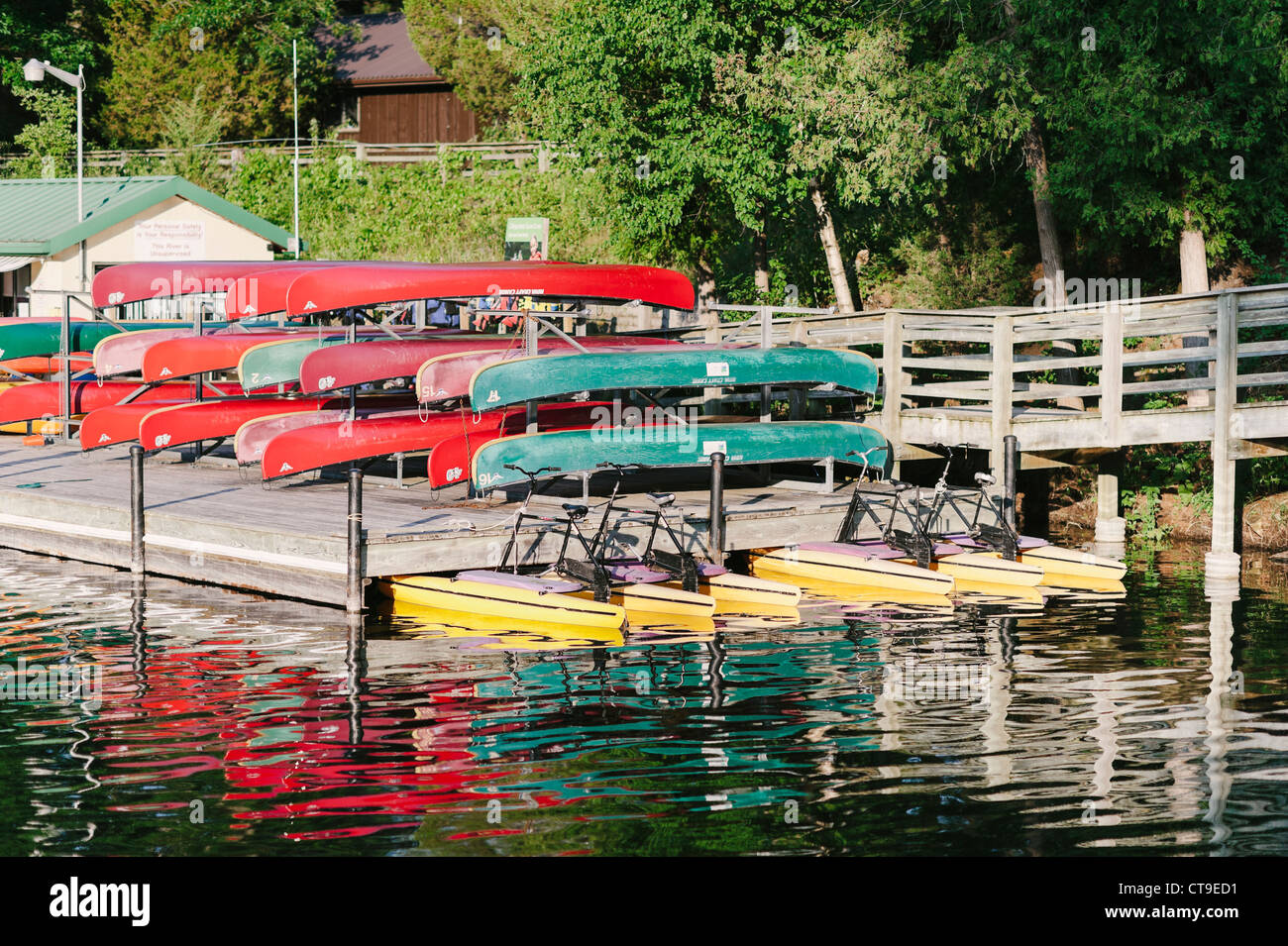 Colorato di canoe sul dock Foto Stock