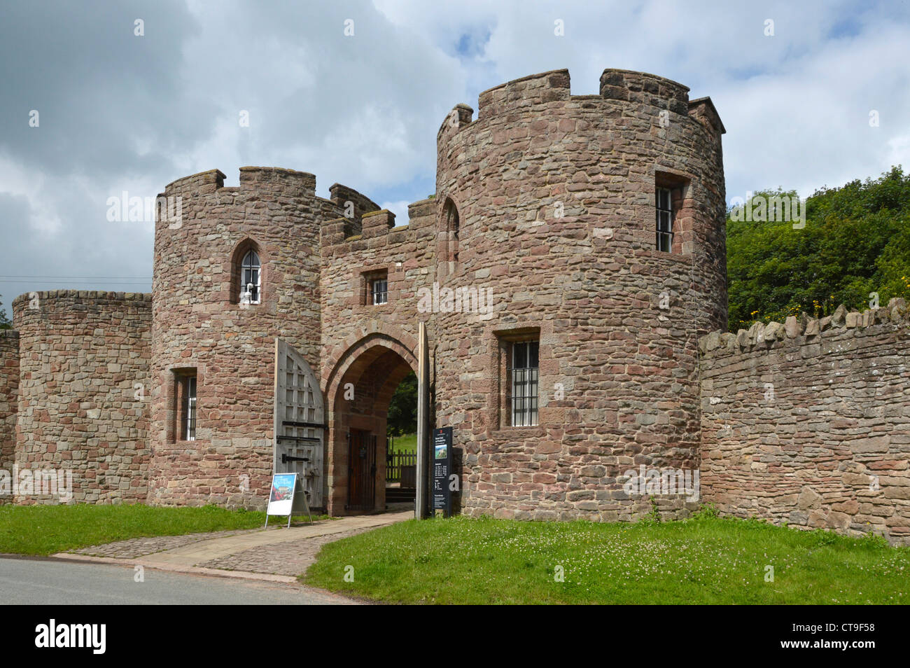 Beeston castle strada gatehouse & entrata nel Cheshire England UK è il patrimonio inglese ufficio biglietteria dando accesso al castello in cima 500ft alta falesia Foto Stock