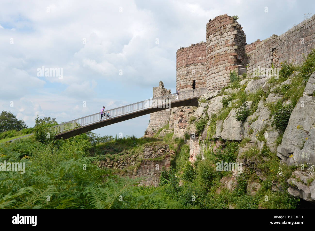 Beeston rovine del castello di reparto interno gatehouse visitatori sulla moderna passerella attraversamento profondo fosso al vertice di 500ft alta rupe sopra UK Cheshire Plains Foto Stock