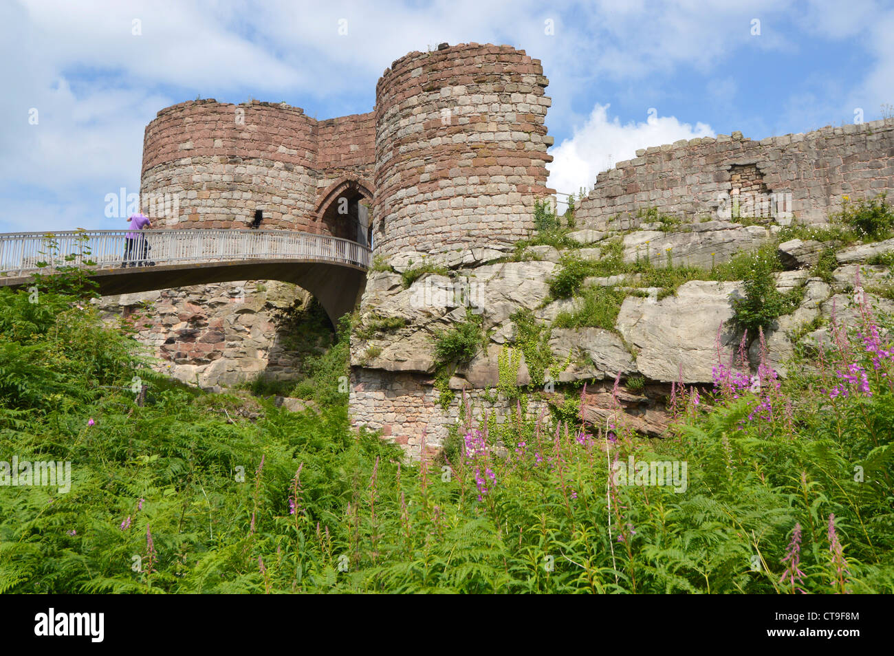 Il castello di Beeston, moderno ponte pedonale e balaustra, ingresso alle rovine attraverso una profonda cima di un fossato alto 500 metri sopra Cheshire Plain Inghilterra, Regno Unito Foto Stock