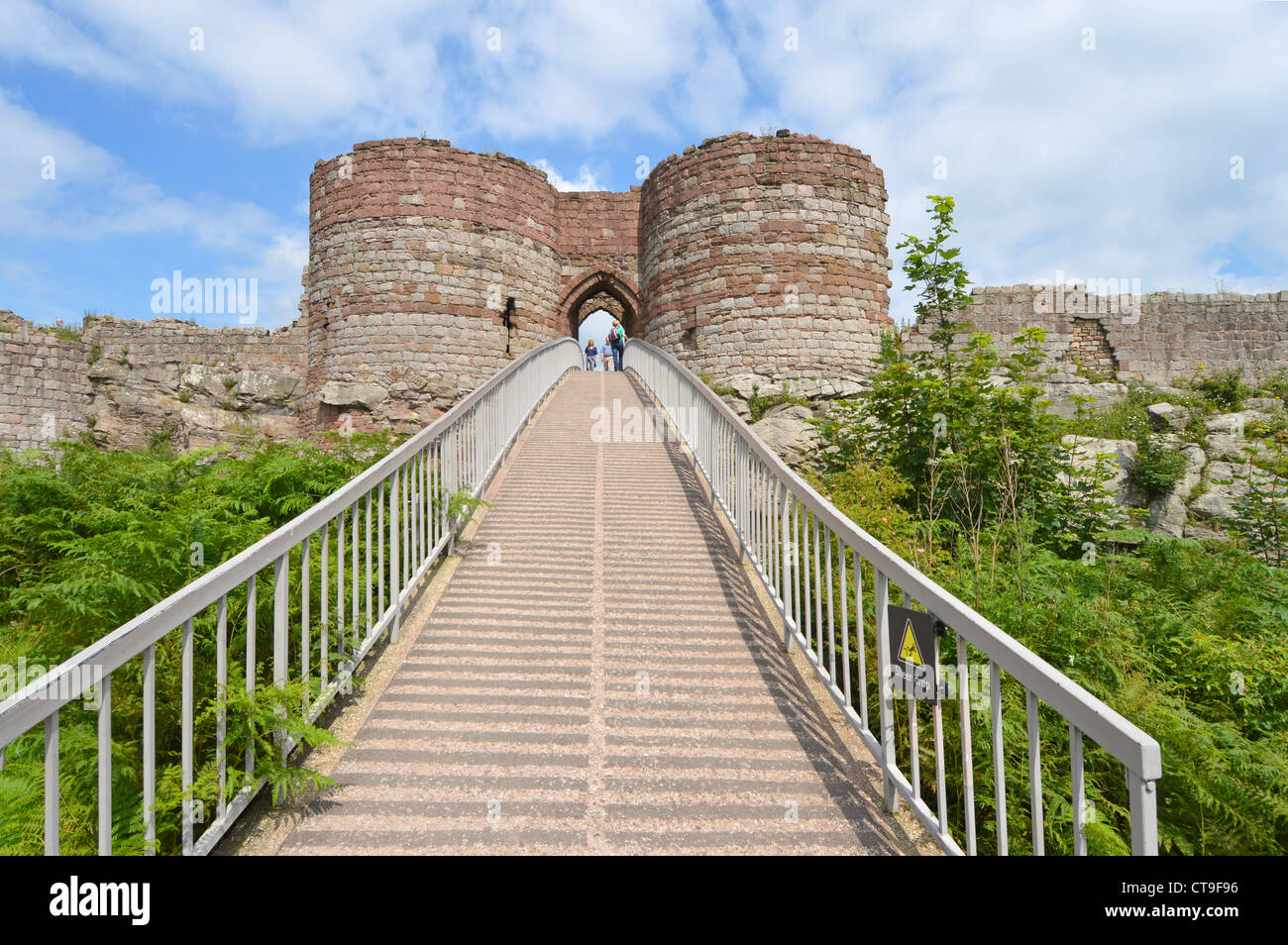 Beeston rovine del castello di reparto interno gatehouse visitatori sulla moderna passerella attraversamento profondo fosso al vertice di 500ft alta rupe sopra UK Cheshire Plain Foto Stock