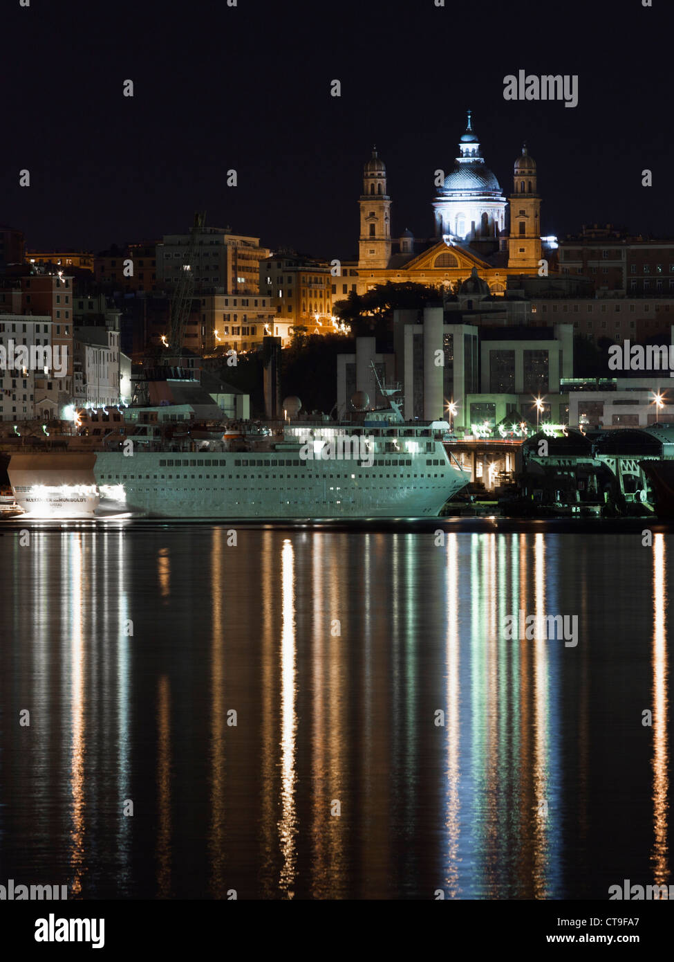 Vista notturna dal porto con un traghetto a Genova, Liguria, Italia, Europa Foto Stock