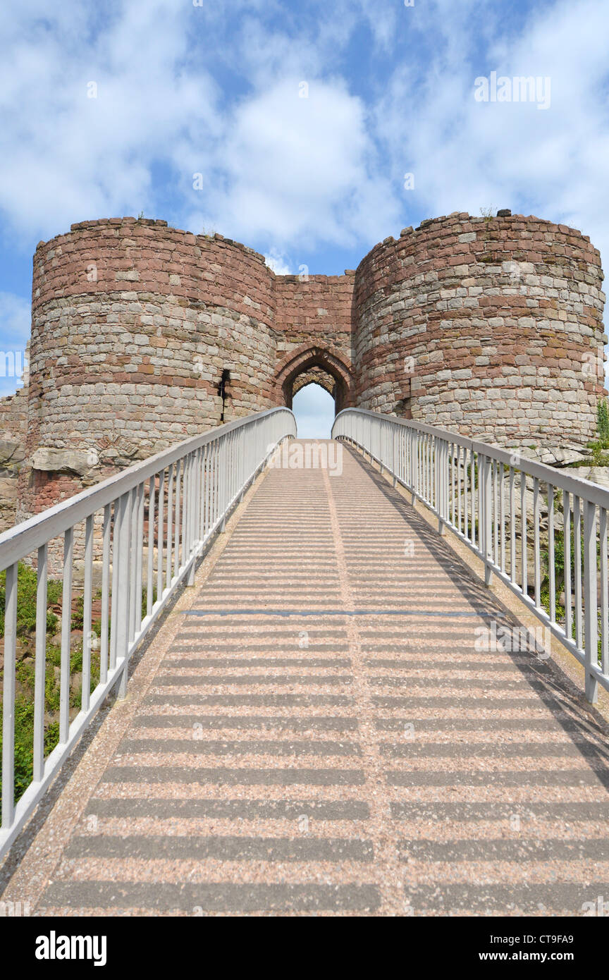 Beeston Castle moderna passerella con balaustre di rovine di gatehouse ingresso attraverso profondo fosso sul vertice di 500ft alta rupe sopra Cheshire Plain Foto Stock