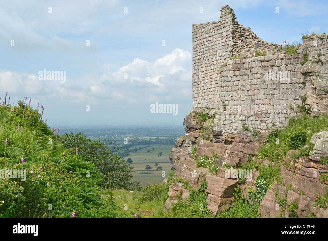 Roccia Arenaria foundation e parte delle rovine del reparto interno di Beeston Castle al vertice di 500ft alta falesia con vedute UK Cheshire Plain terreni agricoli Foto Stock