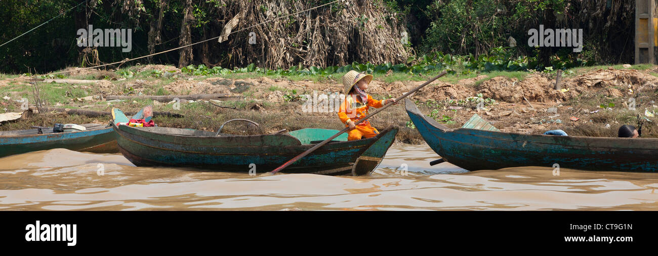 La barca di legno con il bambino sul lago Tonle Sap, il 'Grande Lago' della Cambogia, Foto Stock