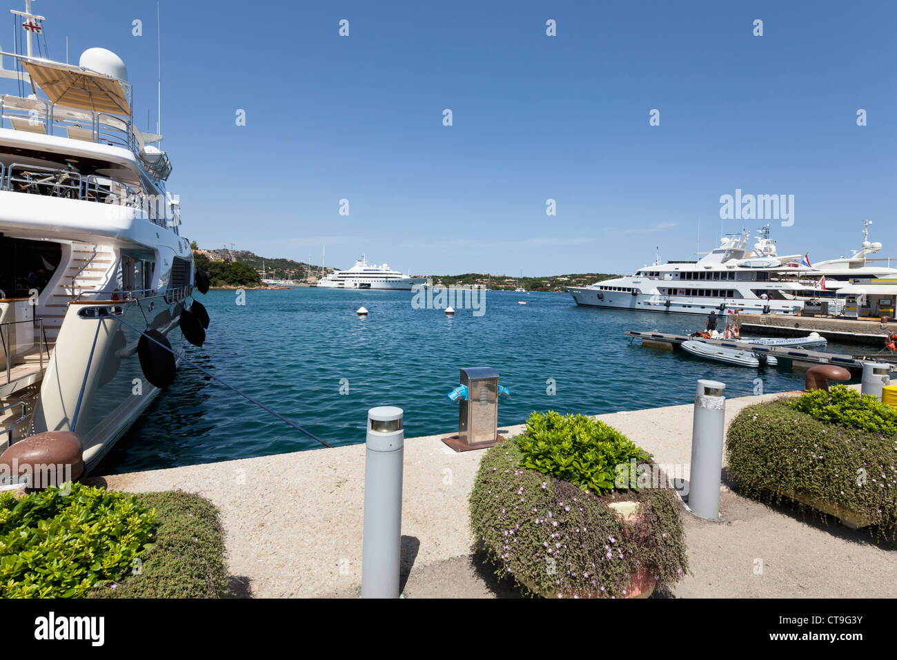 Marina di Porto Cervo con lussuosi negozi sulla Sardegna, Italia Foto Stock