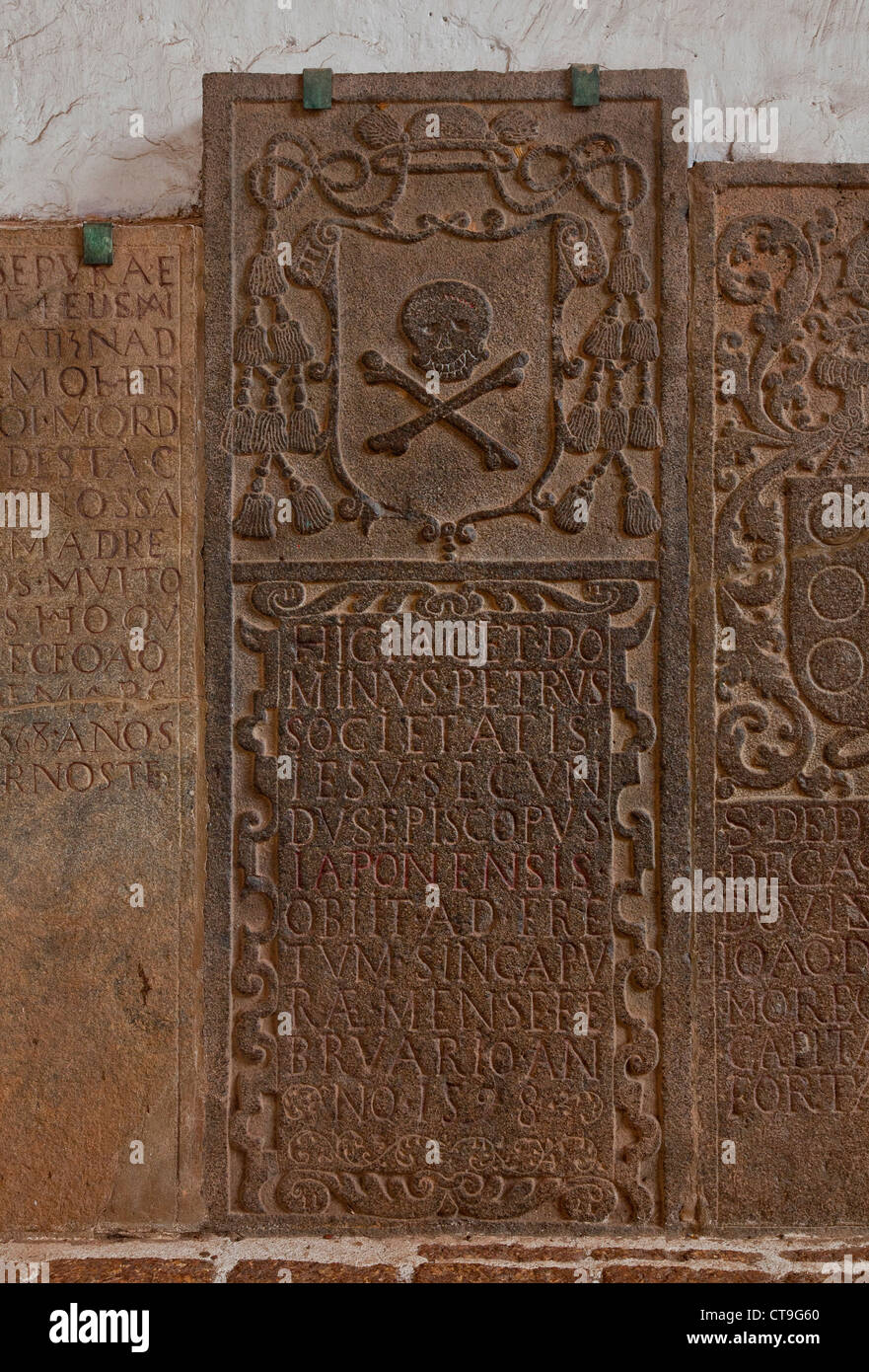 Pirati della tomba di pietra con il cranio & crossbones, St Pauls Hill, Malacca, originariamente un insediamento per la gente di mare (Orang Laut) Foto Stock