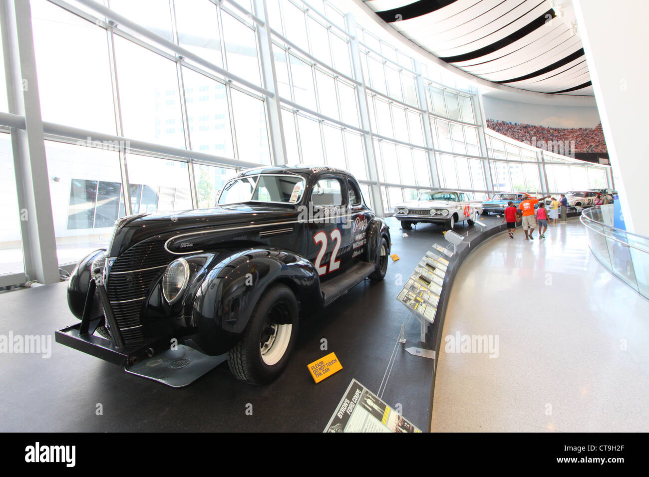 Auto sul display in NASCAR hall of fame museum di Charlotte, North Carloina Foto Stock