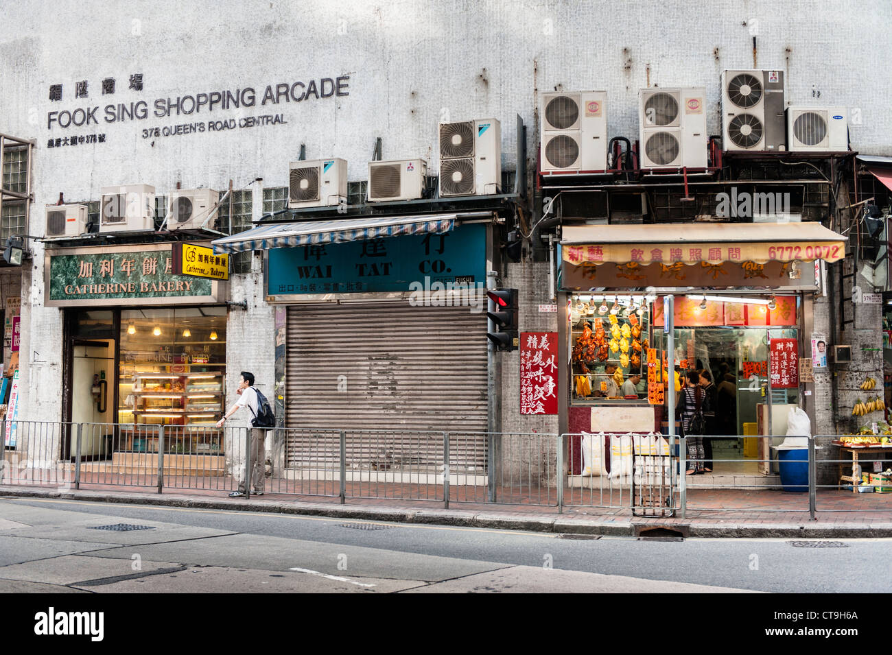 Strada tipica scena su Queens Road direzione centrale Western . Foto Stock