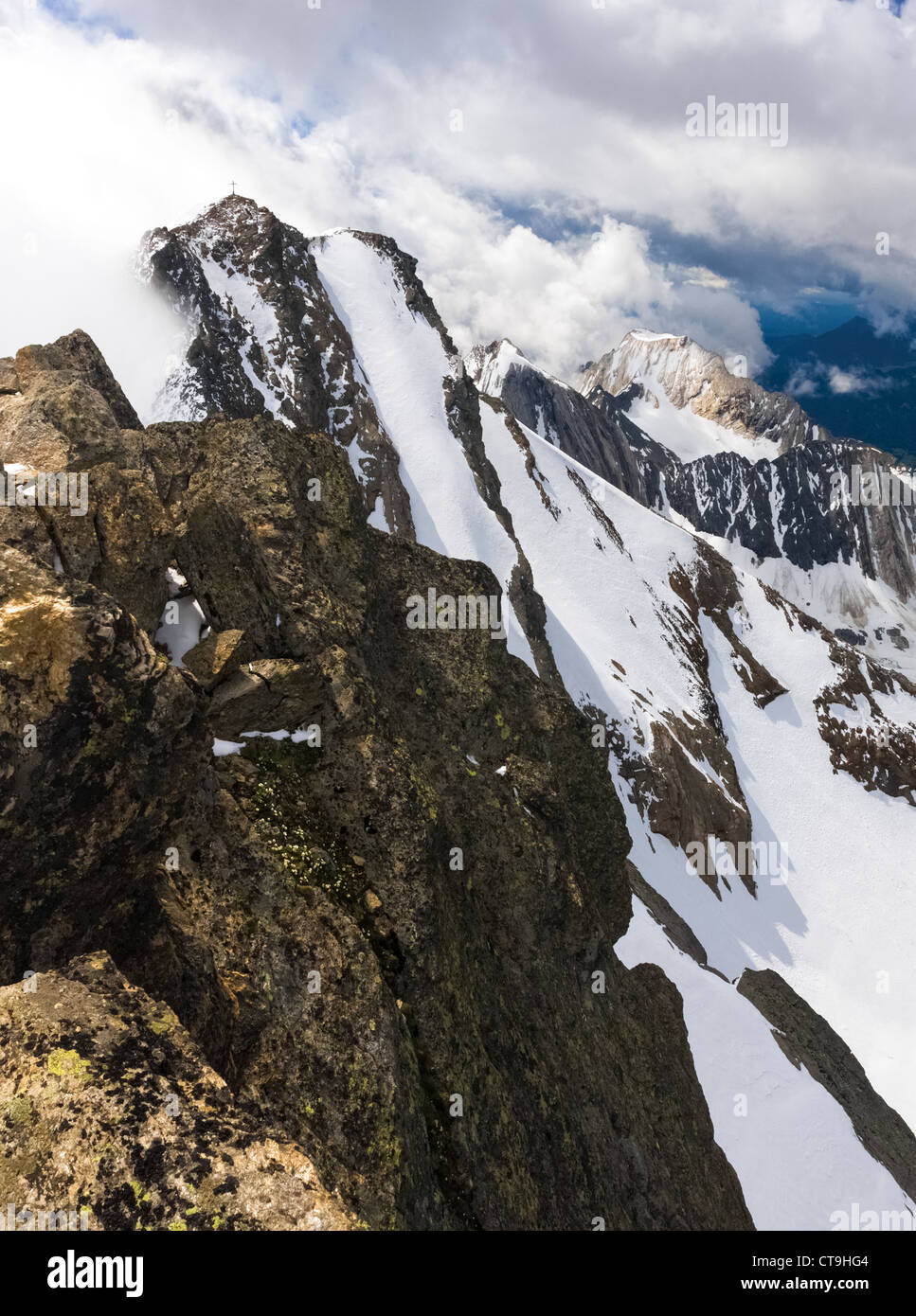 Guardando dal vertice del Nord di Hochwilde in Austria verso la cima sud in Italia. Foto Stock