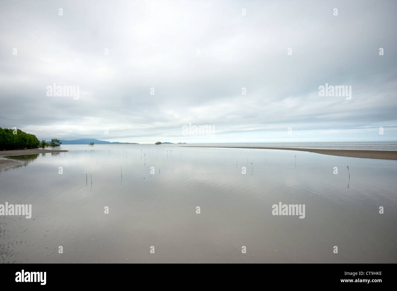 Atmosfera serale a bassa marea a Cooya Beach sul Cape York Peninsula nel lontano Nord Queensland. Foto Stock