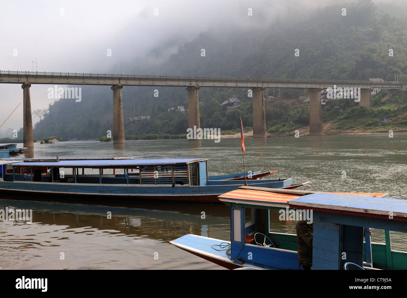 Lao imbarcazioni turistiche longboats sul fiume Nam Ou Nong Khiaw Village laos Foto Stock