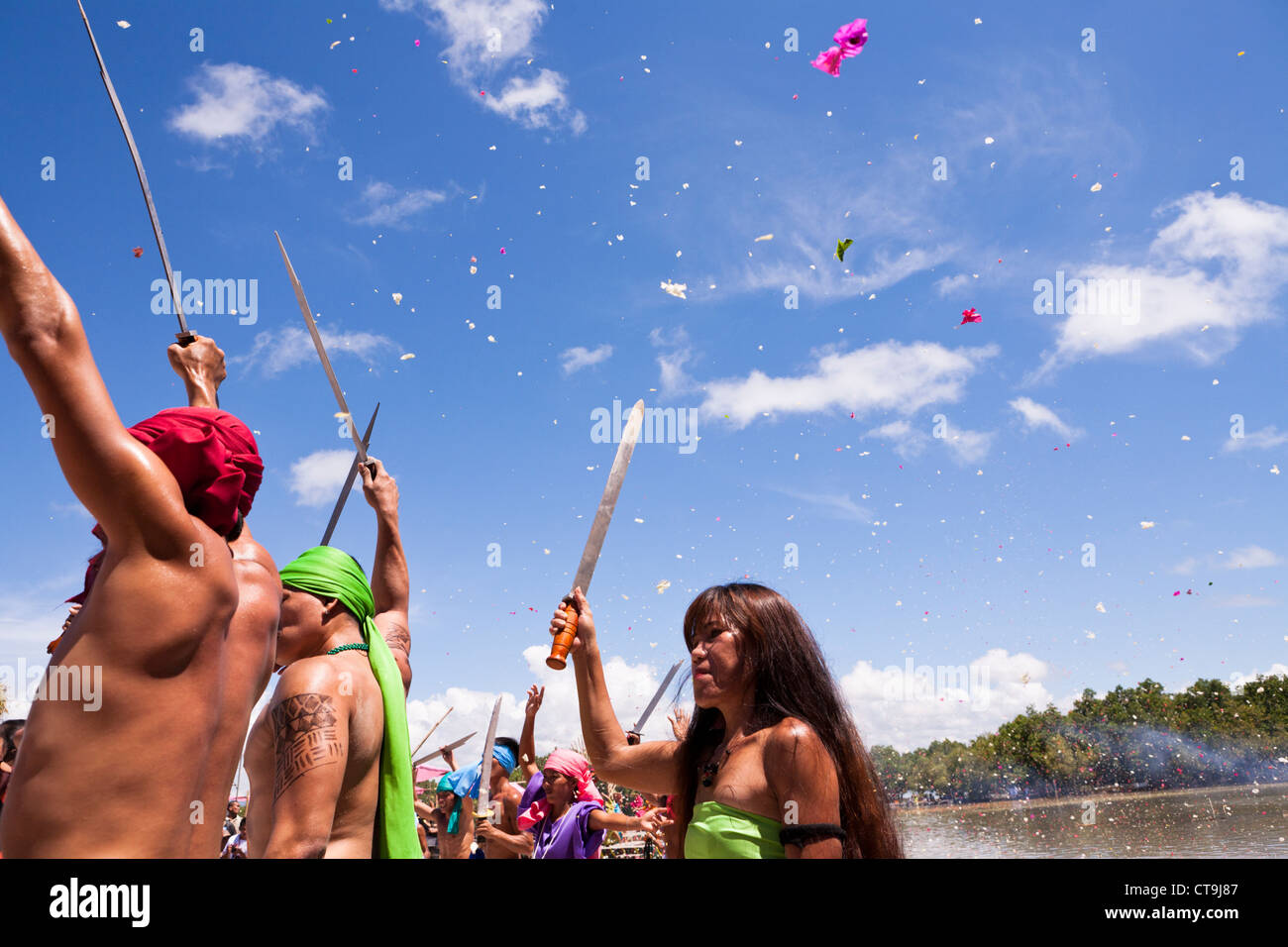 I guerrieri indigeni festeggiano la vittoria e la morte di Magellano nella battaglia di Mactan rievocazione storica, Lapu-Lapu City, Filippine Foto Stock