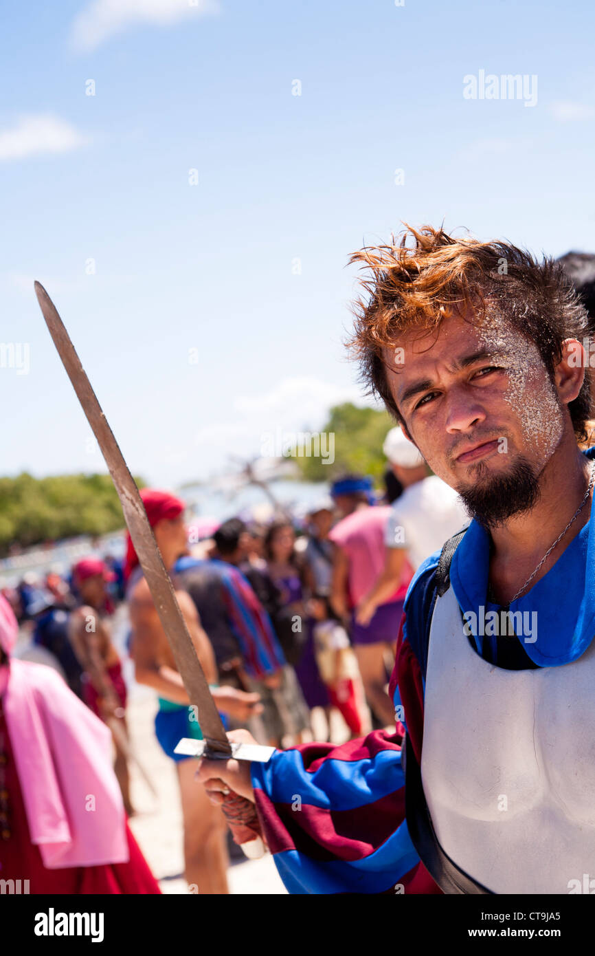 Uno degli attori che hanno svolto gli Spagnoli nella battaglia di Mactan rievocazione storica o Kadaugan Festival. Lapu-Lapu City, Filippine Foto Stock