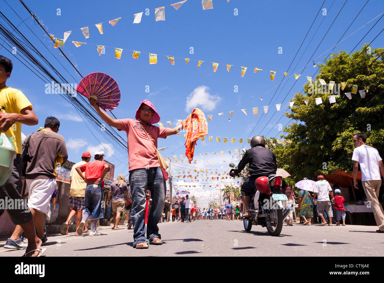 Venditore ambulante con i suoi beni durante la battaglia annuale di Mactan rievocazione storica o Kadaugan Festival. Città Lapu-Lapu, Filippine. Foto Stock