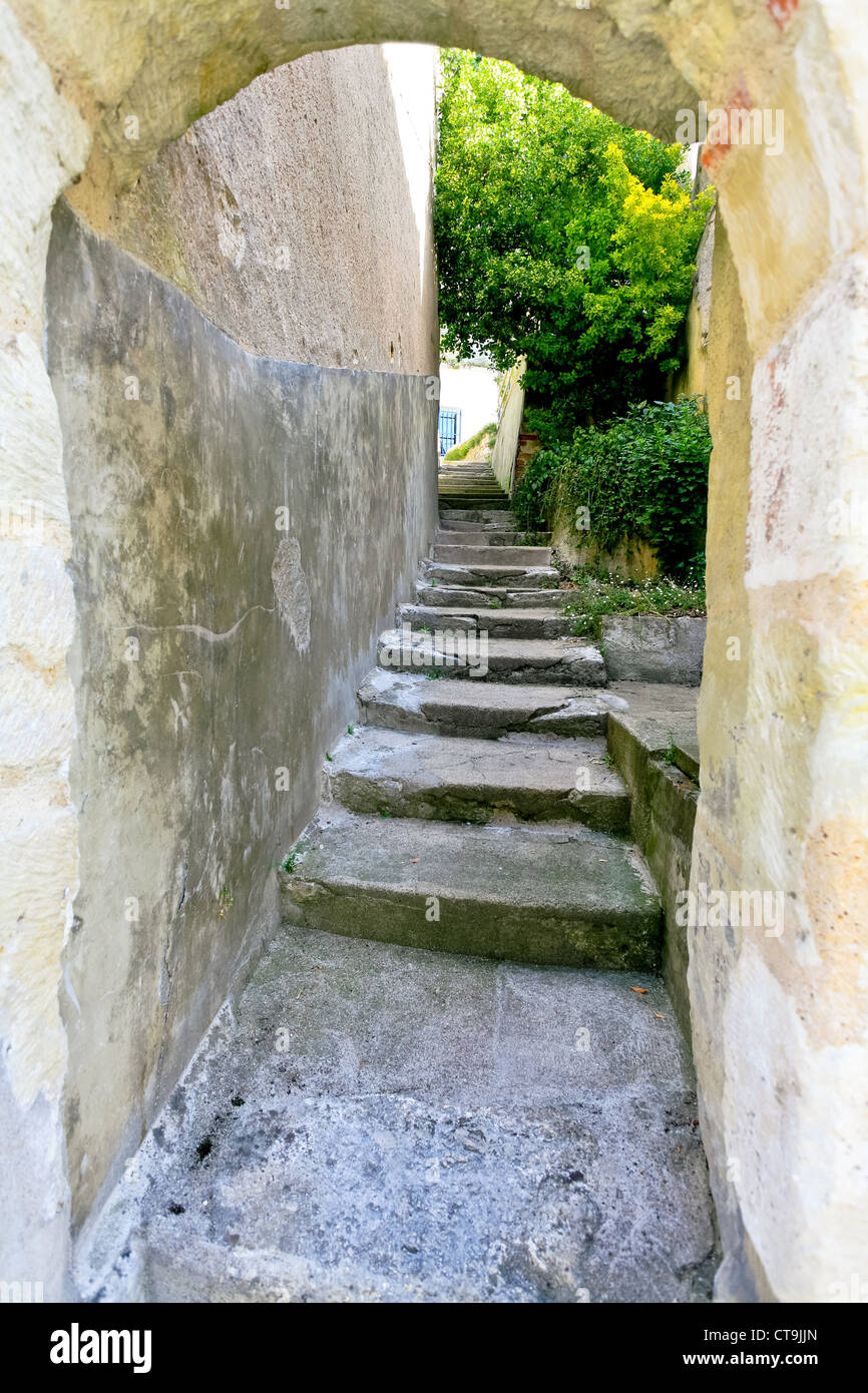 Arco e vecchio di gradini di pietra nella città di Amboise Francia Foto Stock