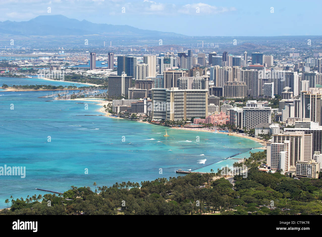 Skyline di Honolulu, Hawaii e la zona circostante compresi gli alberghi e gli edifici su Waikiki Beach Foto Stock