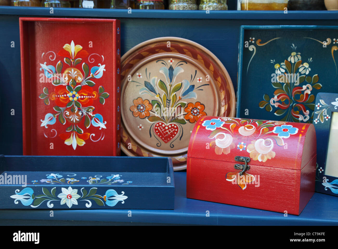 Dipinto a mano scatole, piatti e vassoi in un negozio di articoli da regalo nella crusca, Transilvania, Romania Foto Stock