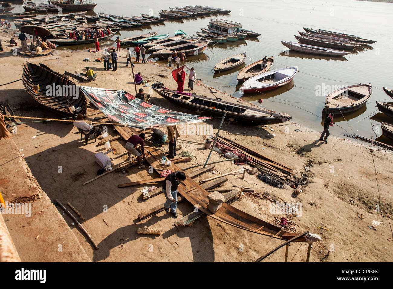 Cantiere navale lavorare per il modo tradizionale di Ghat di Varanasi, Uttar Pradesh, India Foto Stock