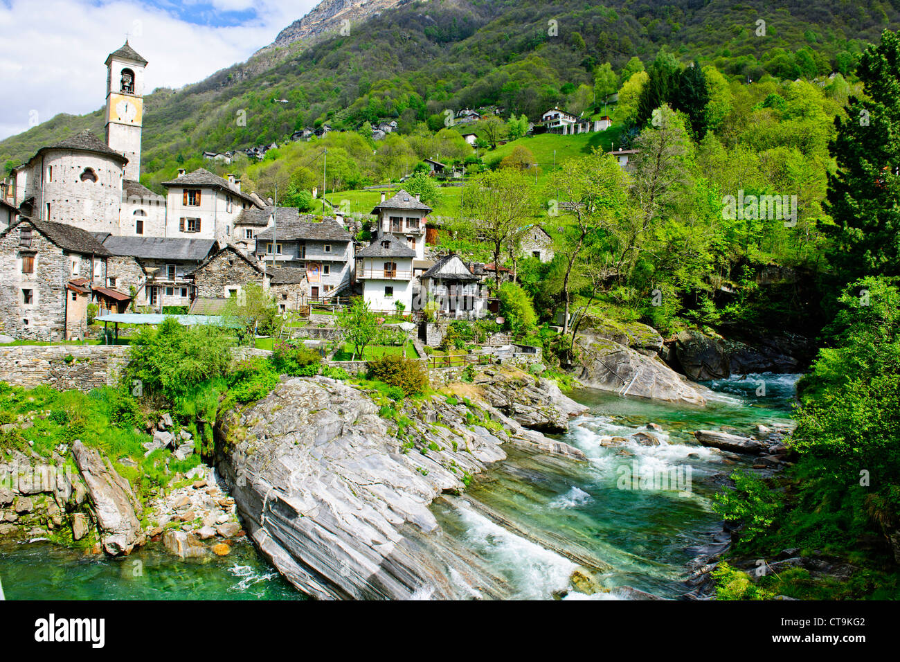 Lavertezzo,elicottero Distribuzione di materiale per Hillside House sopra Village,Val Verzasca,fiume Verzasca,Ticino, Svizzera Foto Stock