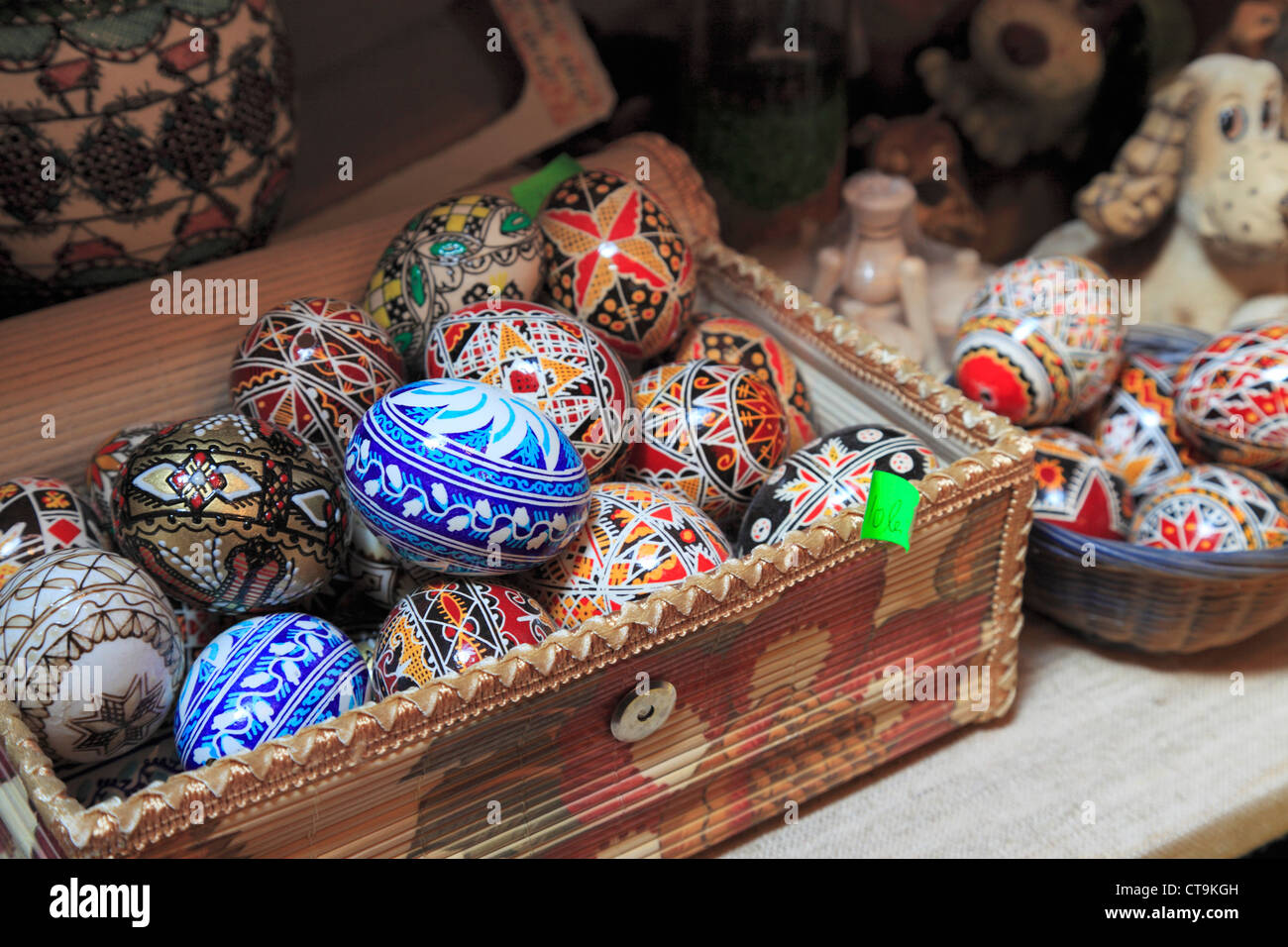 Dipinte a mano e le uova in un negozio di articoli da regalo nella crusca, Transilvania, Romania Foto Stock
